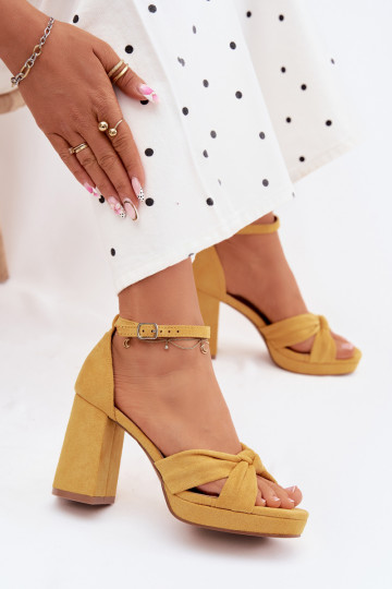Gelbe High-Heels Sandalen aus Kunstveloursleder Rosetta