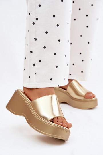 Damenhausschuhe mit einer Plattform goldene Farbe Virelia 2