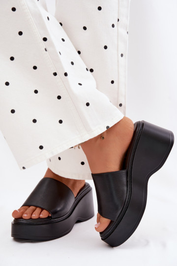 Damenhausschuhe mit einer Plattform schZuarze Farbe Virelia 2