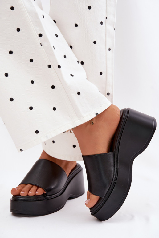 Damenhausschuhe mit einer Plattform schZuarze Farbe Virelia