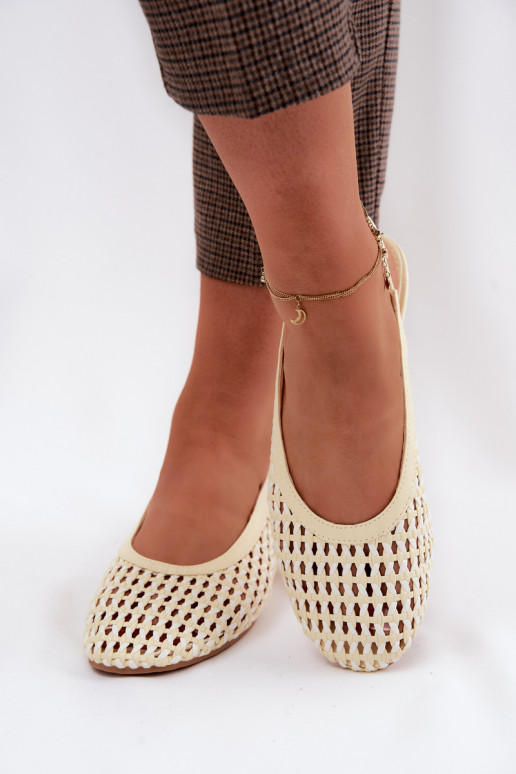 Damensandalen mit durchbrochenen Elementen gelbe Farbe Selviora