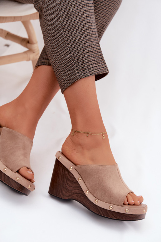 Damenhausschuhe mit einer PlattformImitacji aus INildlederu goldene Farbe mit Nieten Beige Norvia