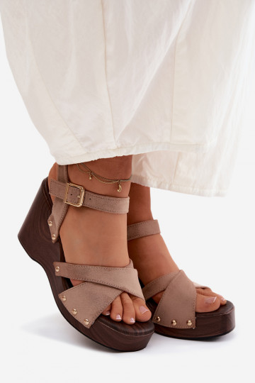 Damensandalen mit einer Plattform Ze goldene Farbemi Stollen Beige Velvra