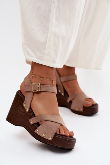 Damensandalen mit einer Plattform Ze goldene Farbemi Stollen Beige Velvra 2
