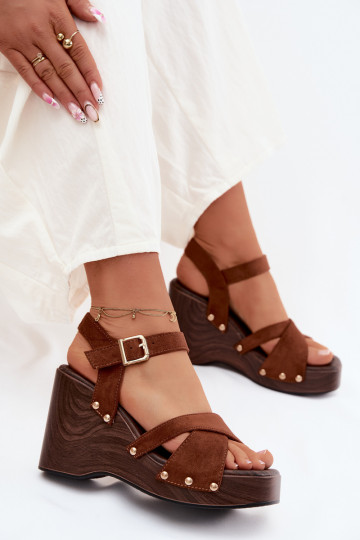 Damensandalen mit einer Plattform Ze goldene Farbemi Stollen braune Farbe Velvra