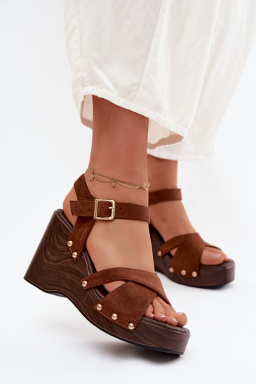 Damensandalen mit einer Plattform Ze goldene Farbemi Stollen braune Farbe Velvra 2