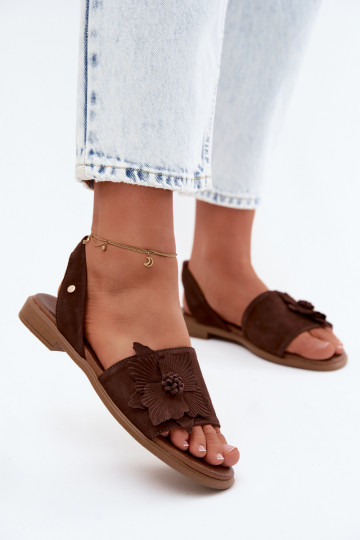 Wildledersandalen mit breiten Absätzen und dekorativen Blumen Zazoo 407471 in Schokolade