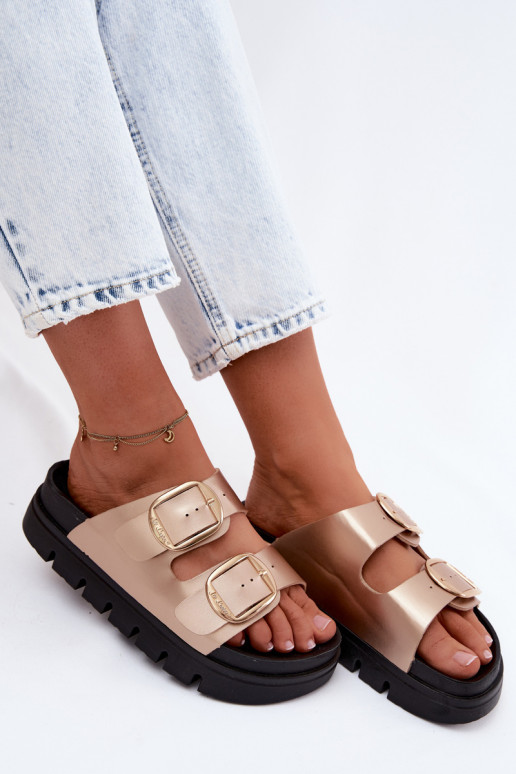 Damenhausschuhe Platformie mit Schnallen Lee Cooper LCIN-26-35-4462L goldene Farbe