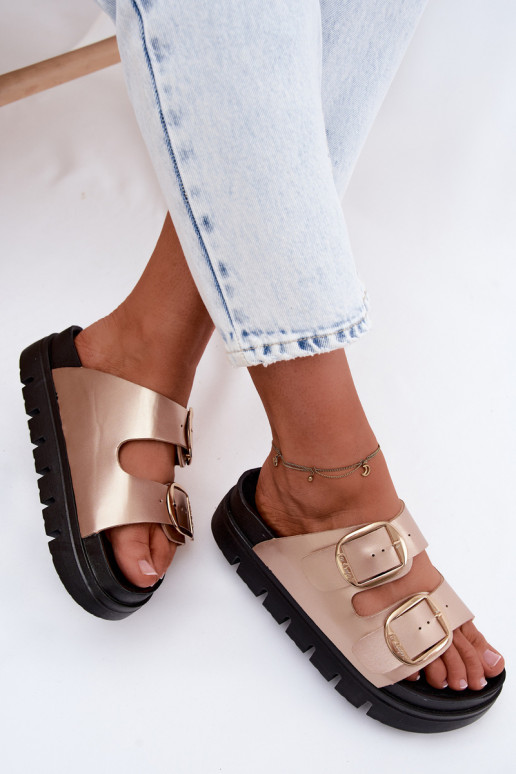 Damenhausschuhe Platformie mit Schnallen Lee Cooper LCIN-26-35-4462L goldene Farbe