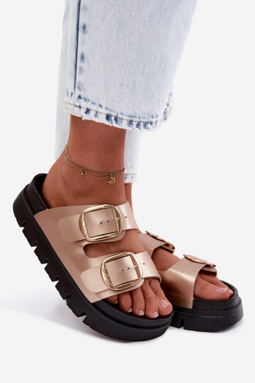 Damenhausschuhe Platformie mit Schnallen Lee Cooper LCIN-26-35-4462L goldene Farbe