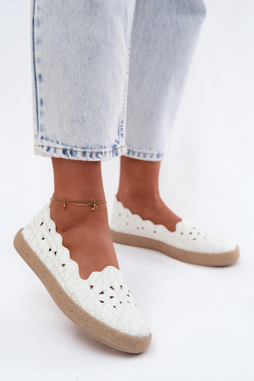 Espadrilles mit Durchbrüchen und Blumen in weißer Farbe Merivelle
