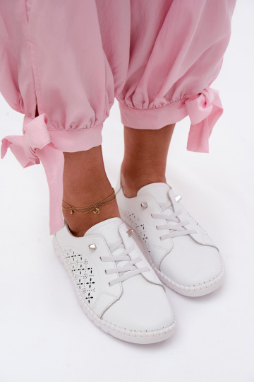 Schuhe mit Durchbrüchen aus natürlichem Leder in weißer Farbe Flaria
