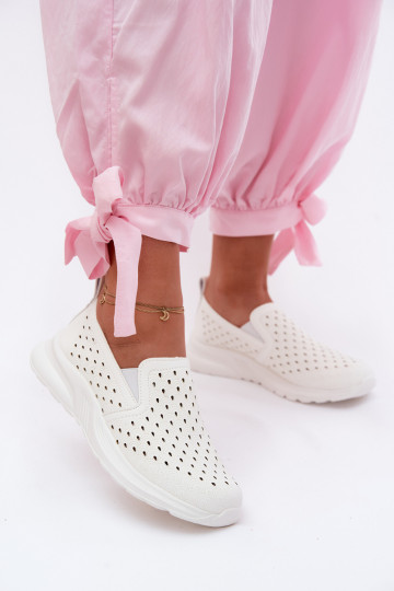 Slipper Schuhe mit Durchbrüchen aus Kunstleder in weißer Farbe Geressa