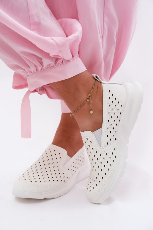 Slipper Schuhe mit Durchbrüchen aus Kunstleder in weißer Farbe Geressa