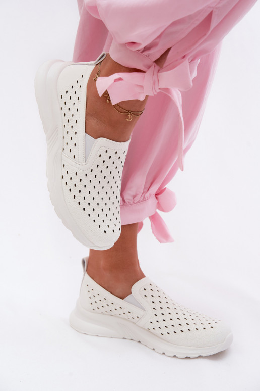 Slipper Schuhe mit Durchbrüchen aus Kunstleder in weißer Farbe Geressa