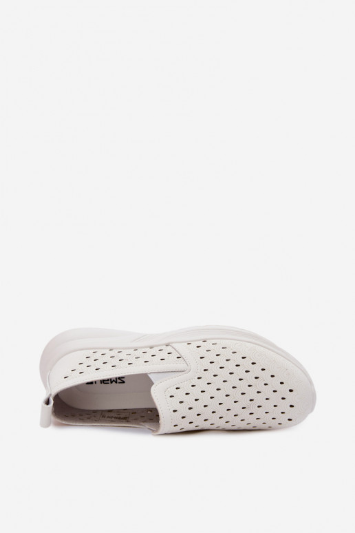 Slipper Schuhe mit Durchbrüchen aus Kunstleder in weißer Farbe Geressa