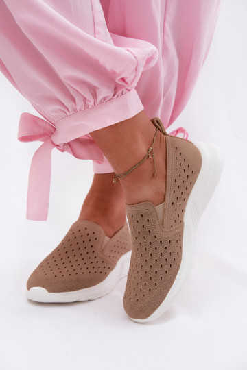 Slipper Schuhe mit Durchbrüchen aus Kunstwildleder in sandfarbener Geressa 2