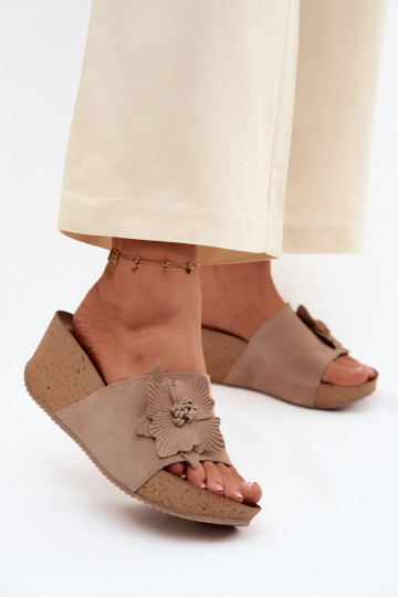 Faux-Suede Damen Hausschuhe mit Plattform und dekorativen Blumen in cappuccinofarbenem Design Zazoo 40312