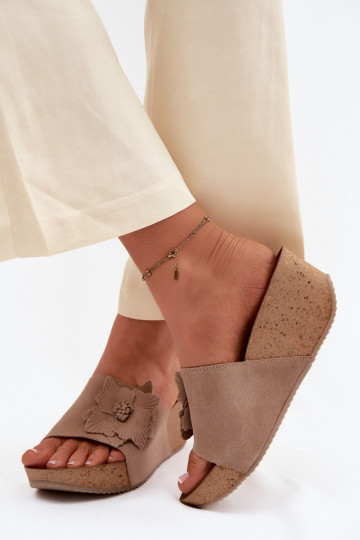 Faux-Suede Damen Hausschuhe mit Plattform und dekorativen Blumen in cappuccinofarbenem Design Zazoo 40312 2