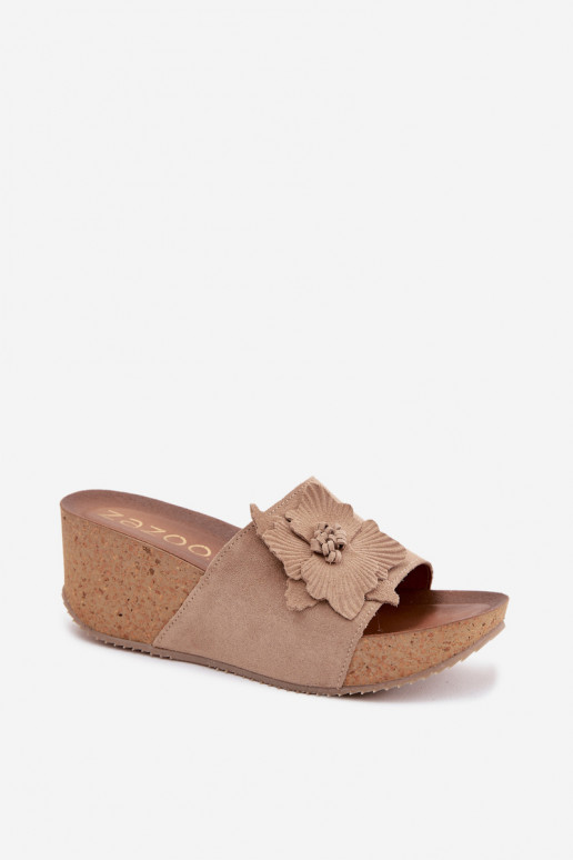 Faux-Suede Damen Hausschuhe mit Plattform und dekorativen Blumen in cappuccinofarbenem Design Zazoo 40312