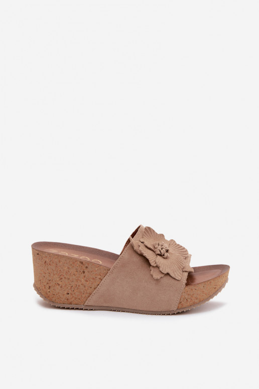 Faux-Suede Damen Hausschuhe mit Plattform und dekorativen Blumen in cappuccinofarbenem Design Zazoo 40312