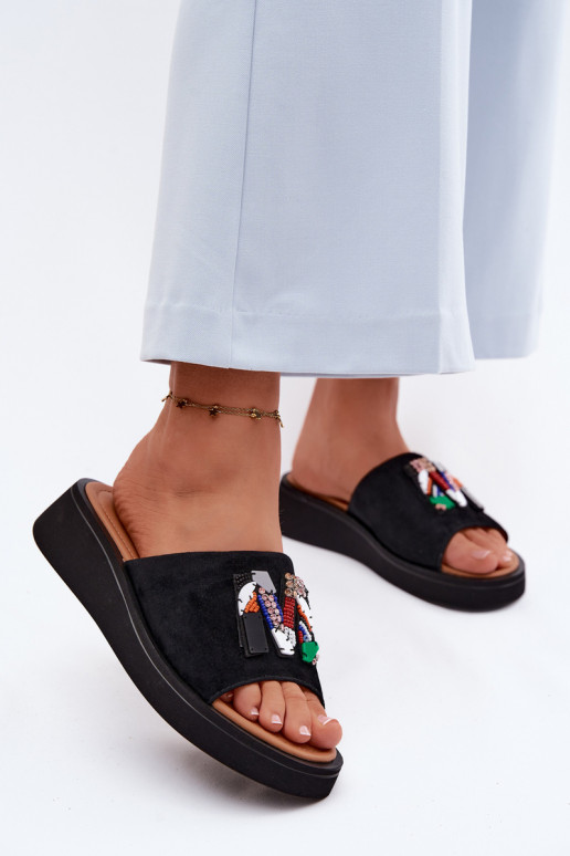 Faux-Suede Damen Hausschuhe mit Ornamenten und Plattform in schwarzer Ausführung Vinceza 66942