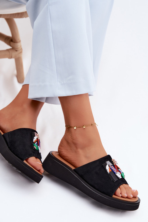 Faux-Suede Damen Hausschuhe mit Ornamenten und Plattform in schwarzer Ausführung Vinceza 66942