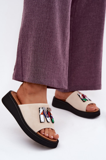 Faux-Suede Damen Hausschuhe mit Ornamenten und Plattform in sandfarbener Ausführung Vinceza 66942 2