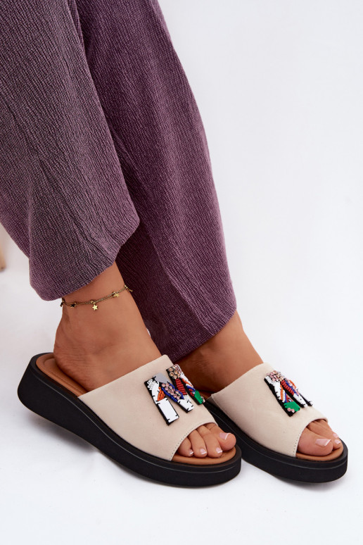 Faux-Suede Damen Hausschuhe mit Ornamenten und Plattform in sandfarbener Ausführung Vinceza 66942
