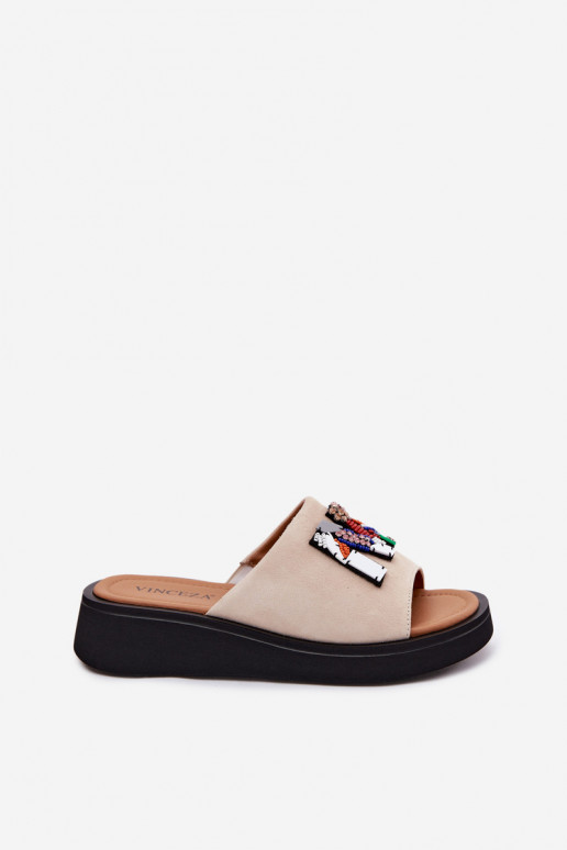 Faux-Suede Damen Hausschuhe mit Ornamenten und Plattform in sandfarbener Ausführung Vinceza 66942