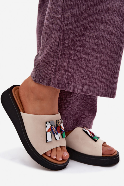 Faux-Suede Damen Hausschuhe mit Ornamenten und Plattform in sandfarbener Ausführung Vinceza 66942