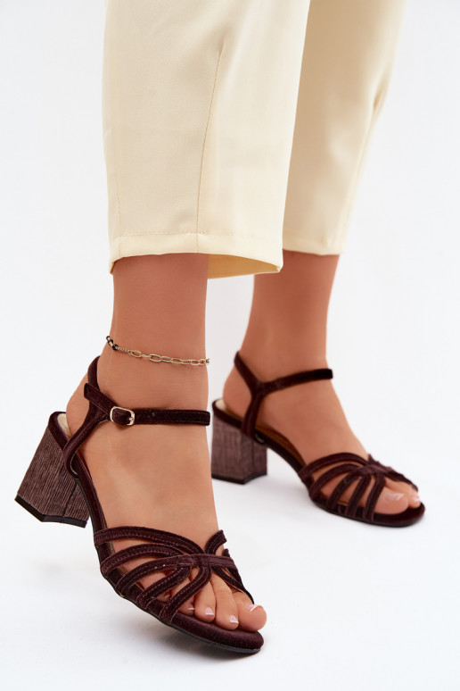 Samtige Damen-Sandalen mit hohen Absätzen in Schokoladenfarbe D&A