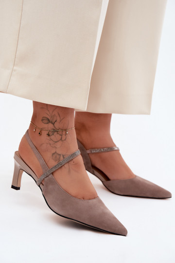 Sandfarbene elegante Wildlederschuhe mit dekorativen Riemen D&A 2