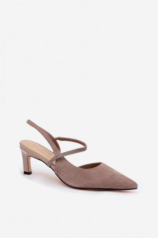 Sandfarbene elegante Wildlederschuhe mit dekorativen Riemen D&A