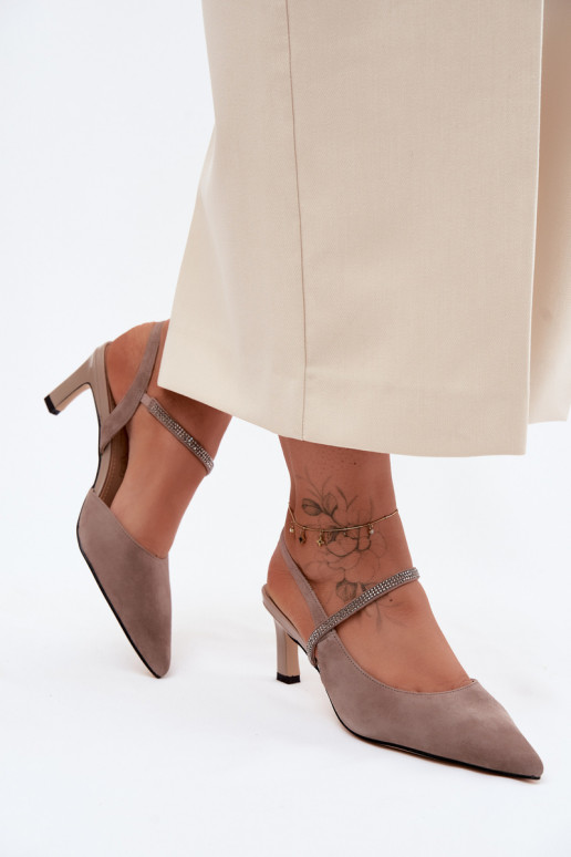 Sandfarbene elegante Wildlederschuhe mit dekorativen Riemen D&A