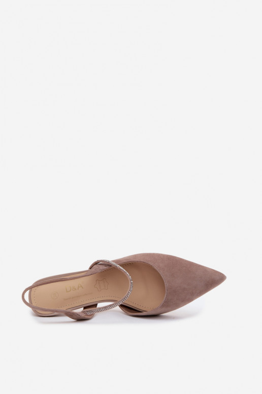Sandfarbene elegante Wildlederschuhe mit dekorativen Riemen D&A