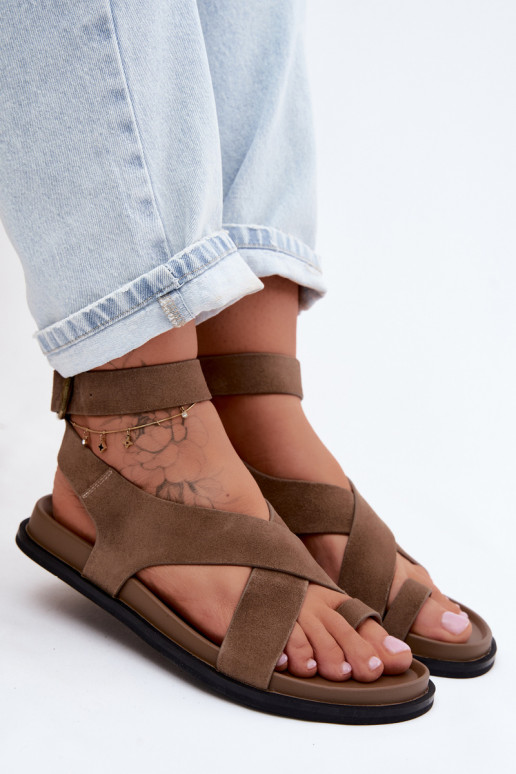 Flache Sandalen aus sandfarbenem Kunstveloursleder