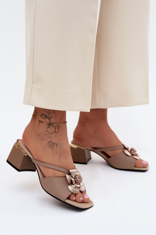 Leder-Pantoletten mit Blume und Absatz in Sandfarbe Catva