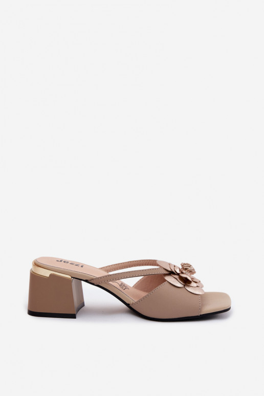 Leder-Pantoletten mit Blume und Absatz in Sandfarbe Catva