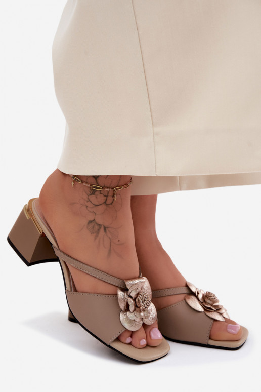 Leder-Pantoletten mit Blume und Absatz in Sandfarbe Catva
