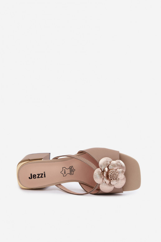Leder-Pantoletten mit Blume und Absatz in Sandfarbe Catva