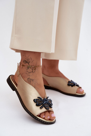 Sandalen mit Glanz und Ornamenten in flachem Gold Russona 2
