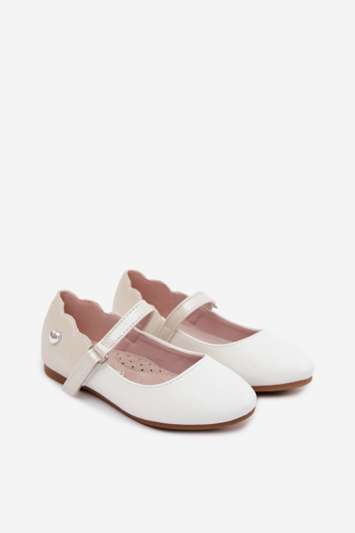 Ballerinas Kindisch mit Riemen mit Klebeverschlüssen I Ozdobnym mit Herzenm Zueiße Farbe Mossy
