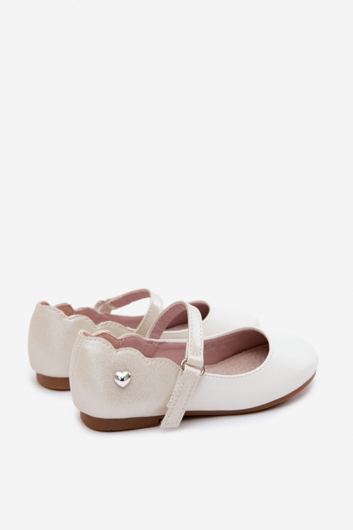 Ballerinas Kindisch mit Riemen mit Klebeverschlüssen I Ozdobnym mit Herzenm Zueiße Farbe Mossy