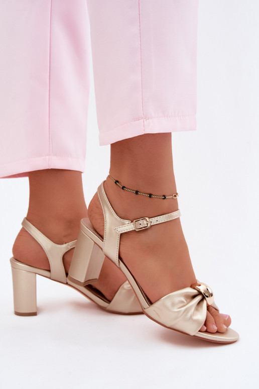 Damen-Sandalen aus Kunstleder mit Absätzen in Goldfarbe Spella