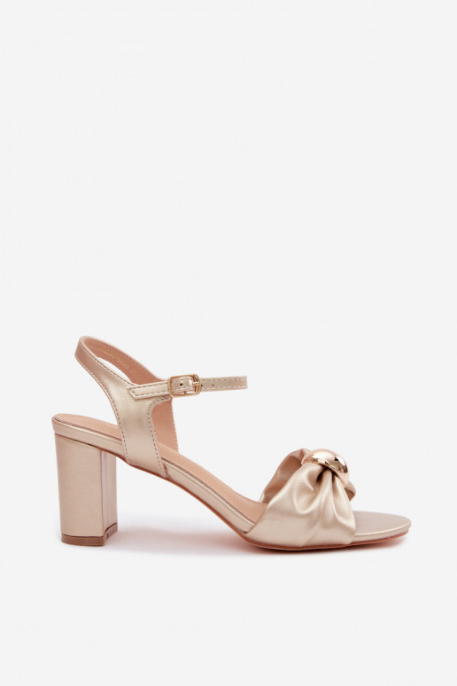 Damen-Sandalen aus Kunstleder mit Absätzen in Goldfarbe Spella