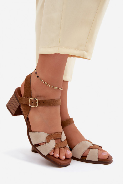 Sandfarbenes Wildleder-Damensandalen mit Absatz