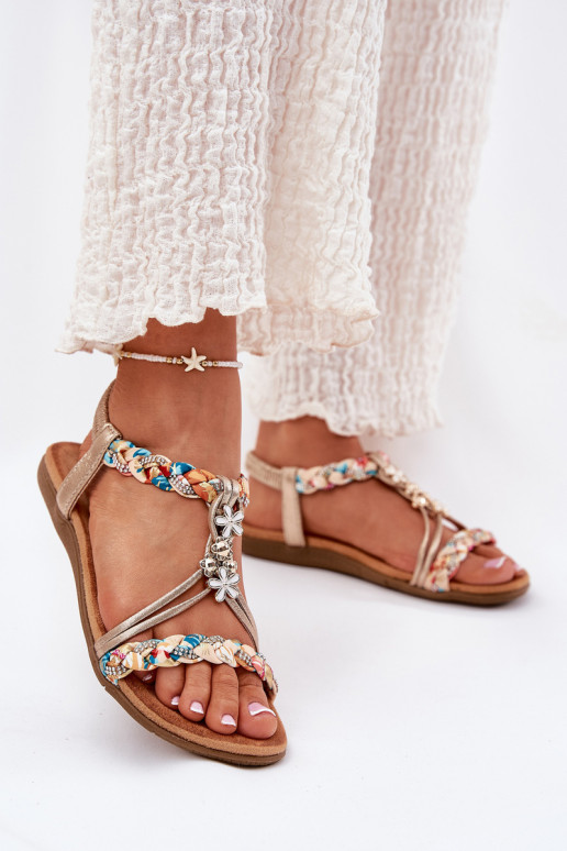 Flache Sandalen für DamenPlecionymi Paskami I Przypinkami Artiker 54C1323 goldene Farbe