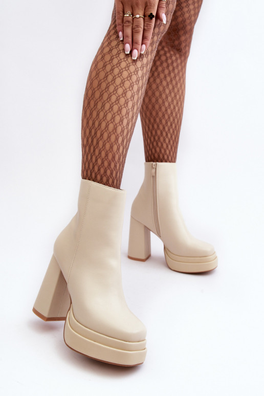 Feminin Stiefel In einem hohen Posten und Plattform elfenbeinfarbe Sandstra