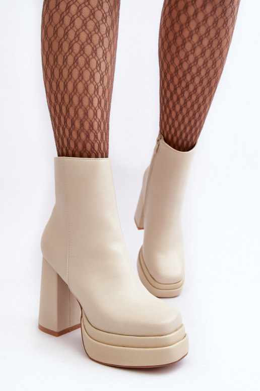 Feminin Stiefel In einem hohen Posten und Plattform elfenbeinfarbe Sandstra